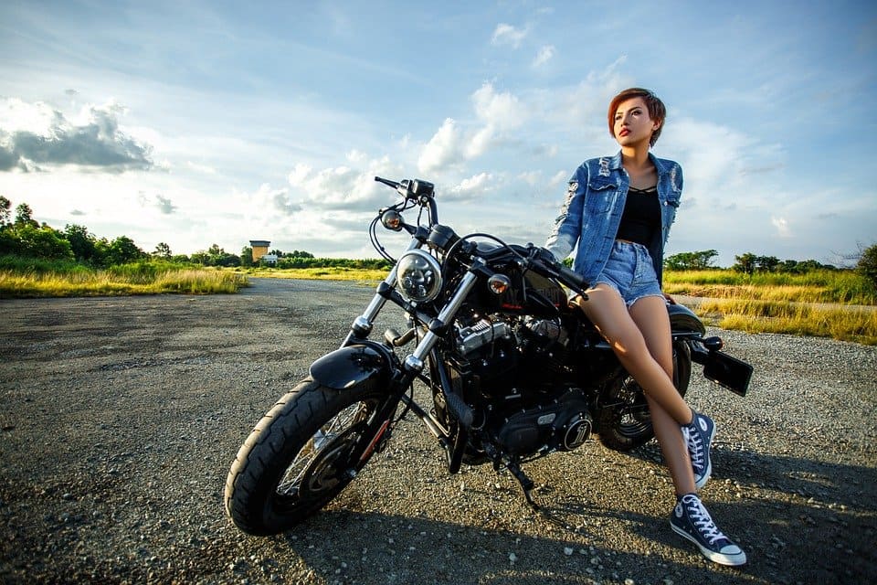 Kvinna med motorcyckel