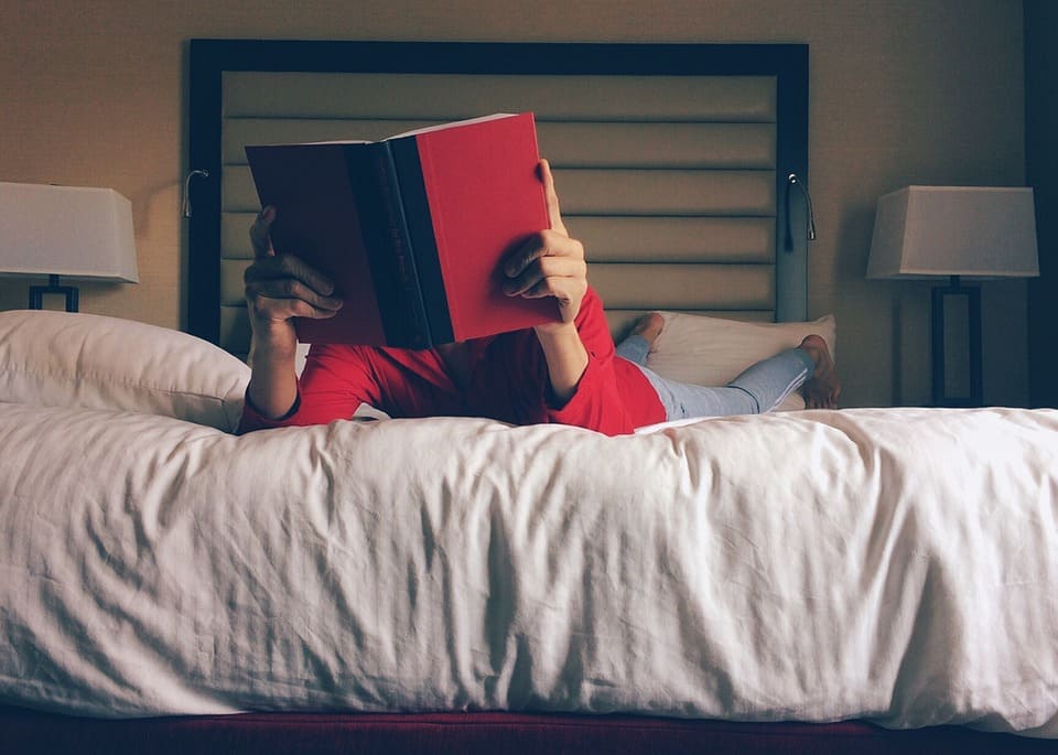 Med bok i sängen