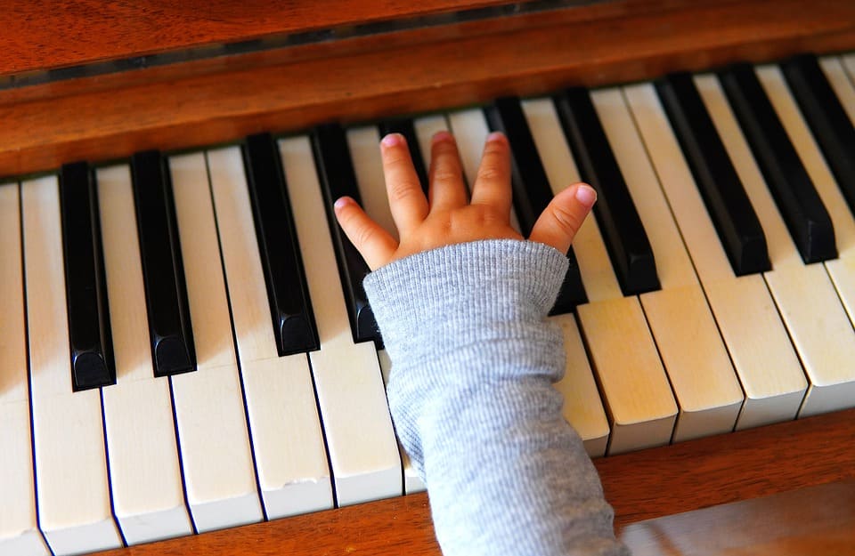 Pianospelande barn