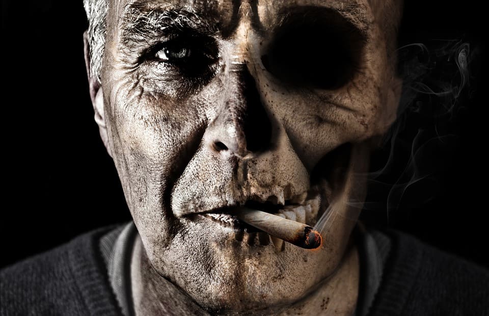 Rökande äldre man