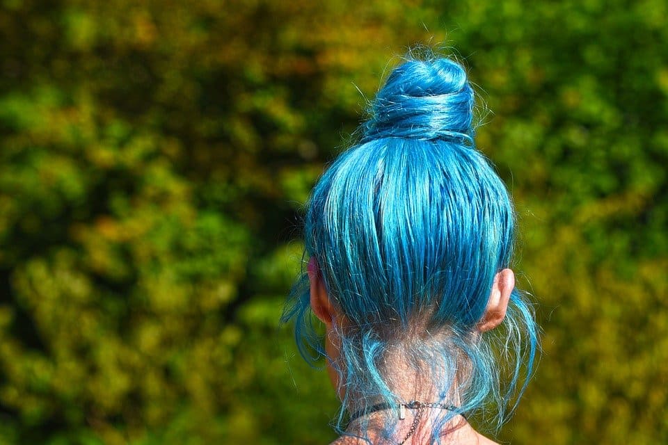 Tjej med blått hår