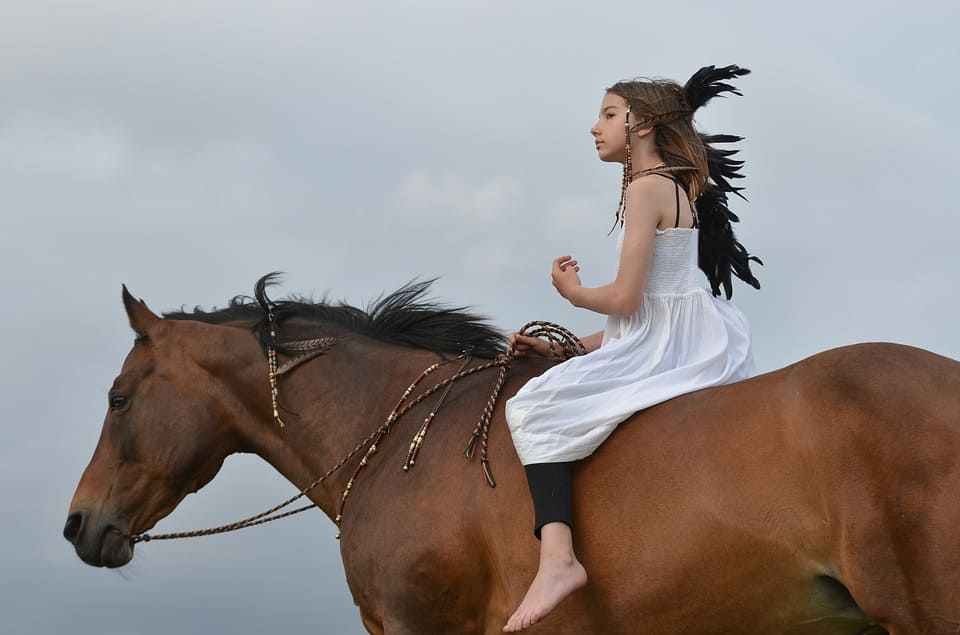 Ung tjej på häst