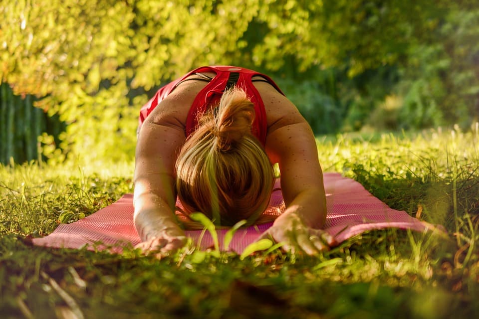 Yoga på gräsmattan